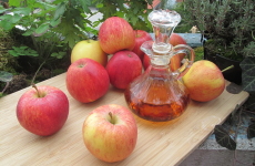 リンゴ酢とリンゴの画像